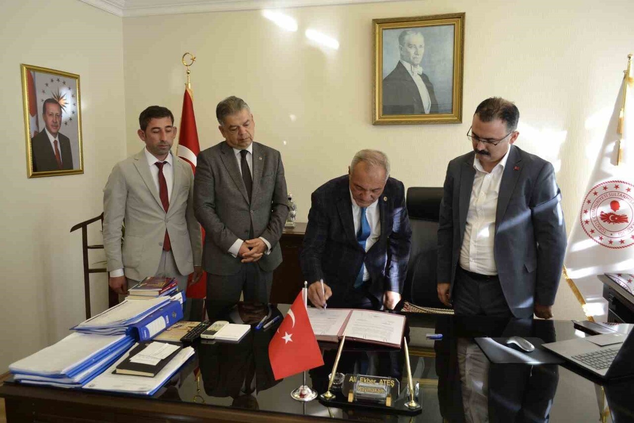 AYDIN'IN SULTANHİSAR İLÇESİNDE KAYMAKAMLIK VE BELEDİYE ARASINDA İMZALANAN PROTOKOL KAPSAMINDA...