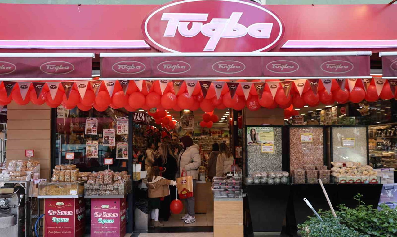 AYDIN’DA VATANDAŞLAR 2025 YILININ SON GÜNÜNDE KURUYEMİŞÇİLERE AKIN ETTİ. MERKEZİ AYDIN’DA BULUNAN...