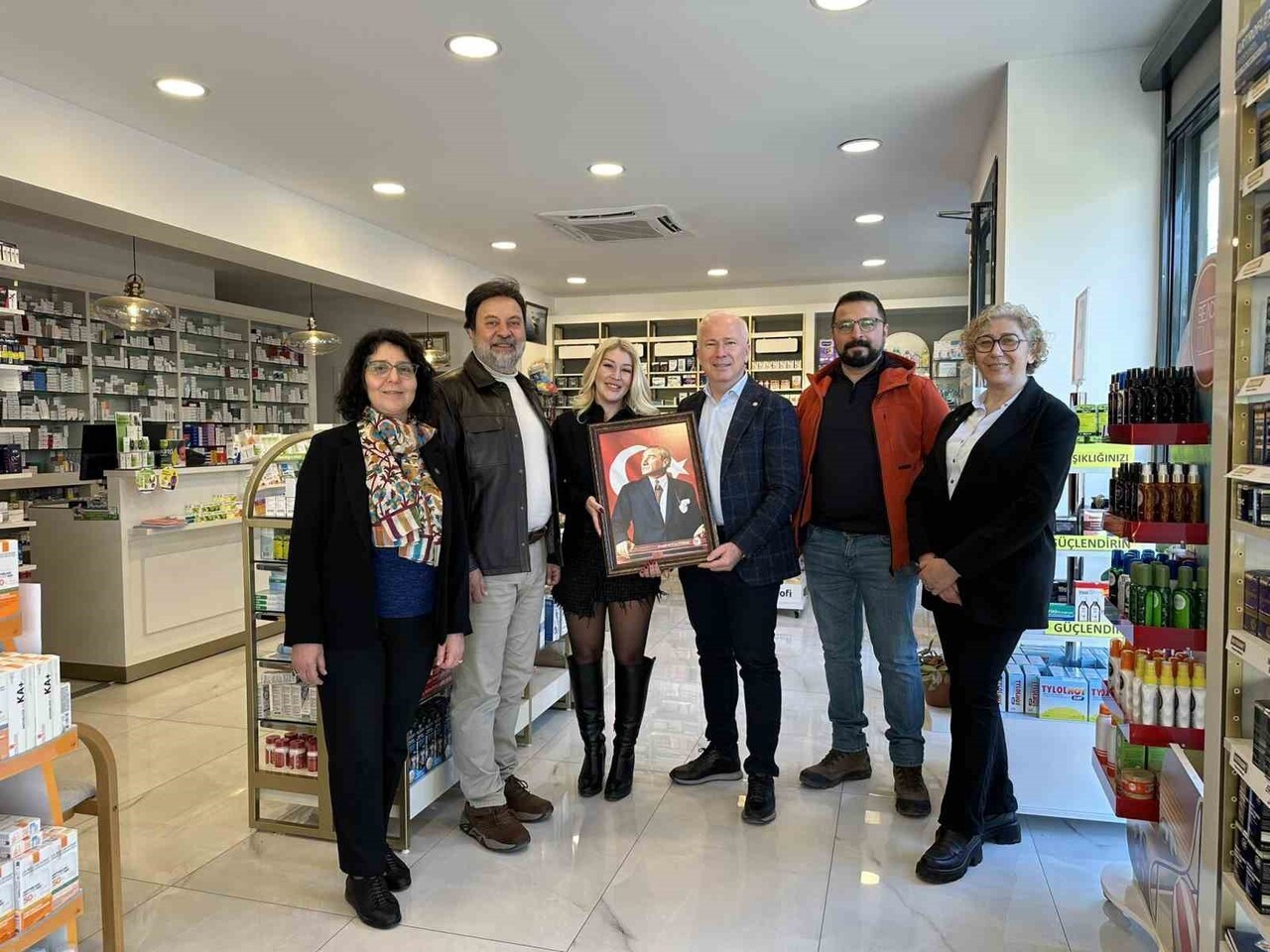 AYDIN ECZACI ODASI BAŞKANI SEFA KARAASLAN, BÖLGE ZİYARETLERİ KAPSAMINDA KUŞADASI’NDA ECZACILARLA...