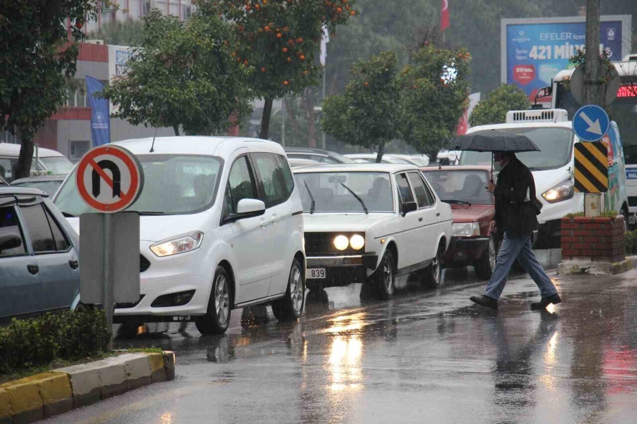 AYDIN GENELİNDE ARALIKLI SAĞANAK VE YER YER GÖK GÜRÜLTÜLÜ YAĞIŞ BEKLENİRKEN, YAĞIŞLI HAVANIN GECE...