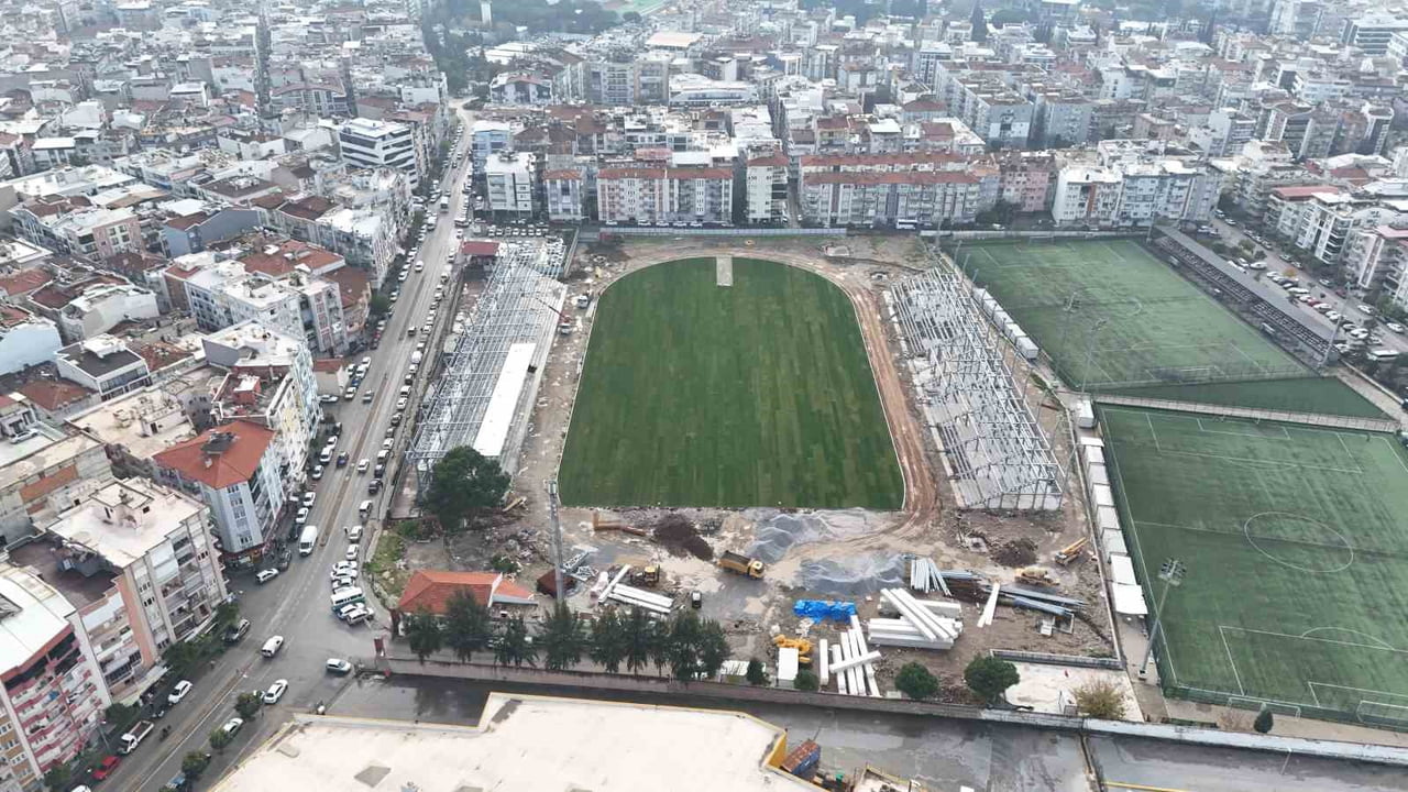AYDIN’IN MERKEZ İLÇESİ EFELER’DE BULUNAN VE DEPREME DAYANIKSIZ OLDUĞU GEREKÇESİYLE YIKILAN ADNAN...