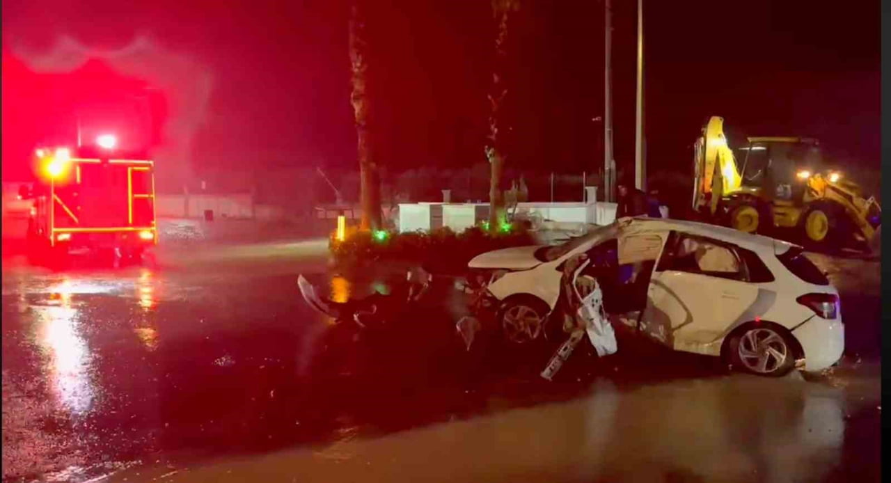 AYDIN’IN SÖKE İLÇESİNDE YAĞIŞLI HAVA NEDENİYLE KAYGANLAŞAN YOLDA KONTROLDEN ÇIKAN OTOMOBİLİN ORTA...