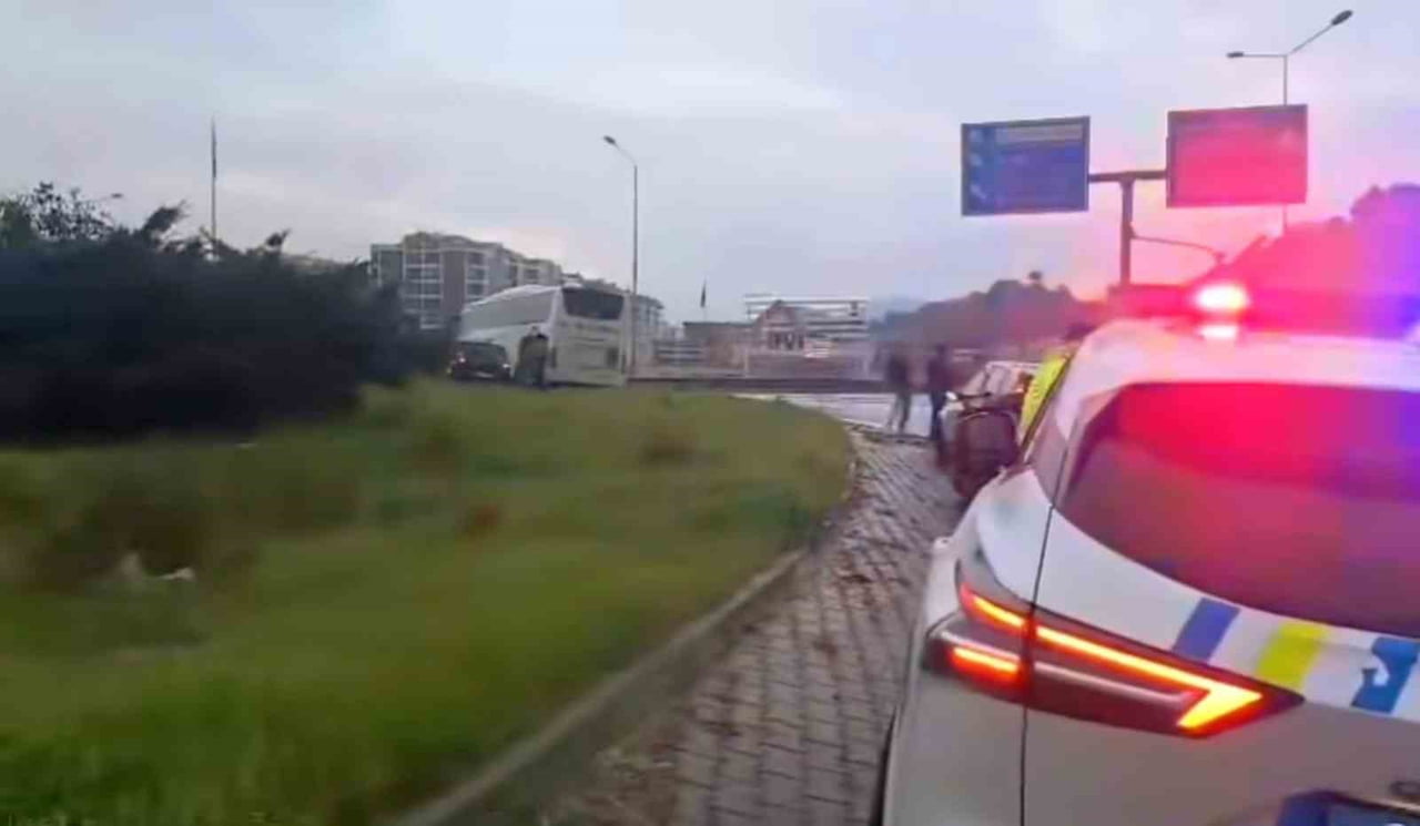 AYDIN’IN SÖKE İLÇESİNDE YOLCU OTOBÜSÜNÜN YAĞMUR NEDENİYLE KAYGANLAŞAN YOLDAN ÇIKARAK OTOMOBİLE...