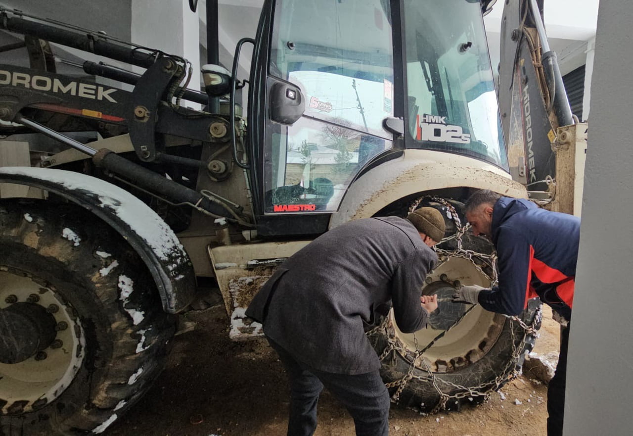 AYDINLAR BELDESİNDE KAR ESARETİ BAŞLADI