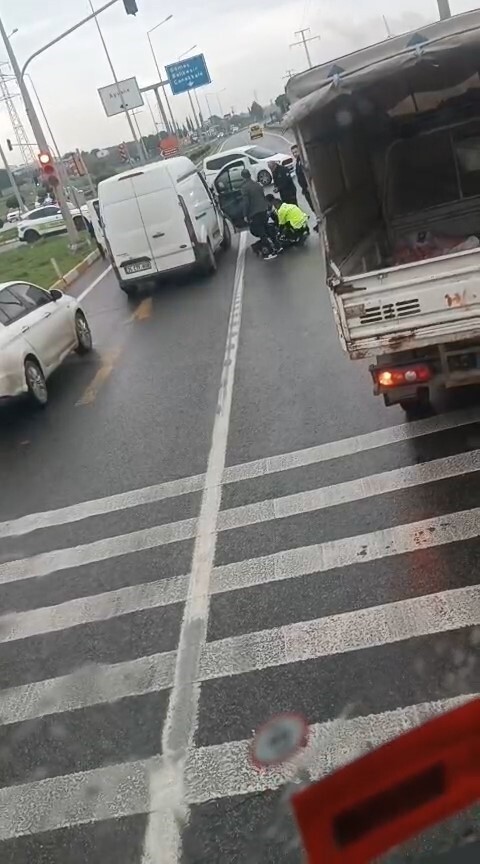 AYVALIK'TA POLİS EKİPLERİNİN 'DUR' İHTARINA UYMAYAN VE SON SÜRAT KAÇMAYA ÇALIŞAN BİR SÜRÜCÜ...