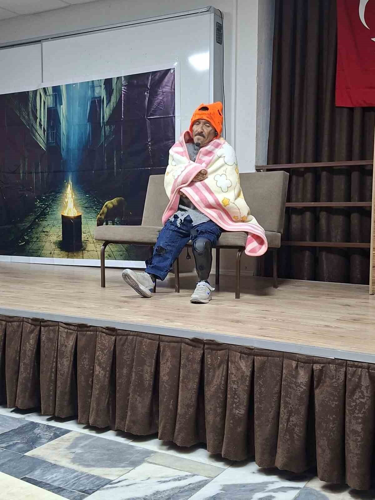 AYVALIKLI ENGELLİ OYUNCUDAN “YALNIZ BİR ADAMIN HİKAYESİ”