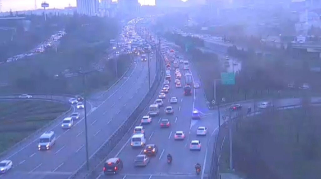 BAĞCILAR TEM OTOYOLU’NDA HAFRİYAT KAMYONU, KAMYONET VE SERVİS MİNİBÜSÜNÜN KARIŞTIĞI ZİNCİRLEME...