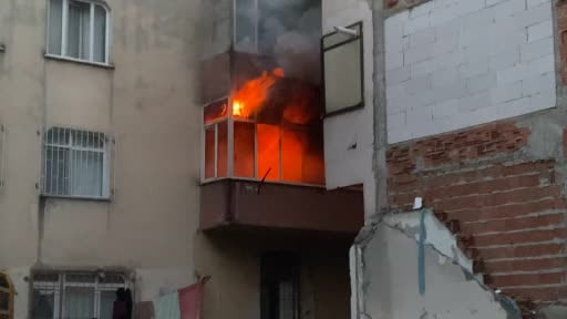 Bahçelievler'de daire alevlere teslim oldu, binayı duman sardı