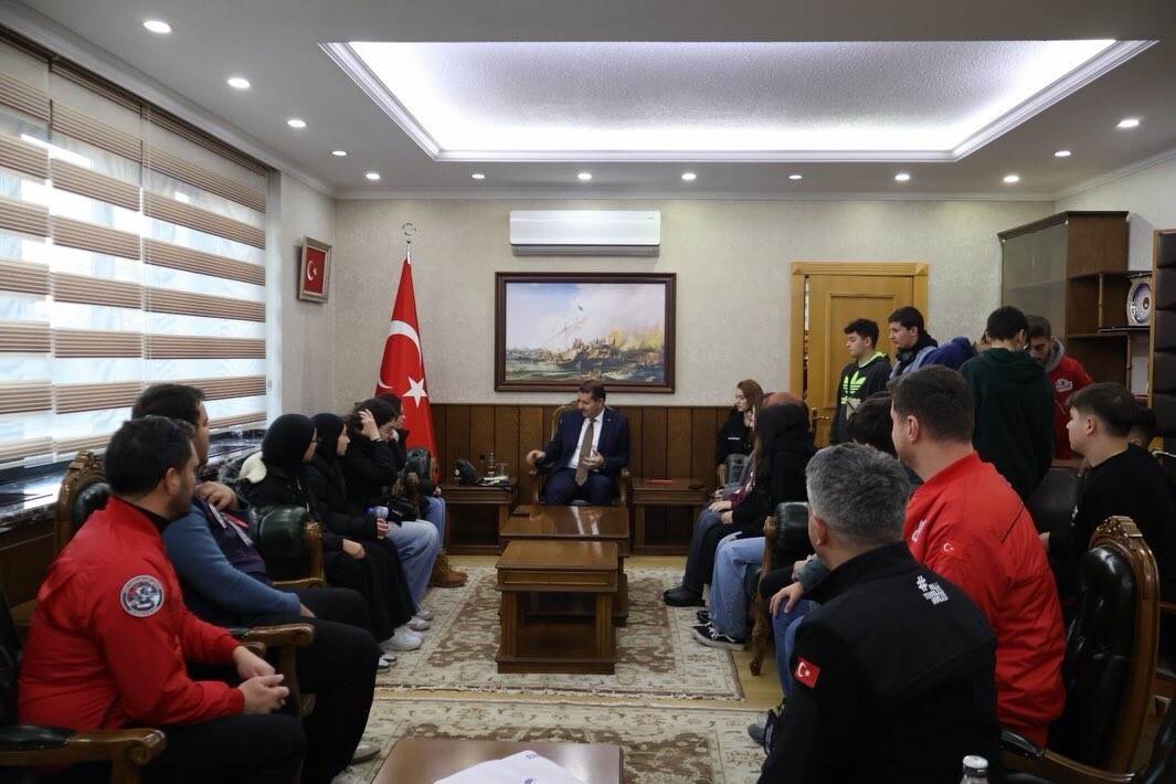 BAKAN YARDIMCISI AYHAN, BAYBURTLU GENÇLERİ BAKANLIKTA AĞIRLADI