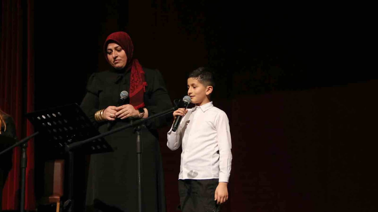 BAKİLER'İN ŞİİRLERİ ÖĞRENCİ VE VELİLERİN SESİYLE HAYAT BULDU