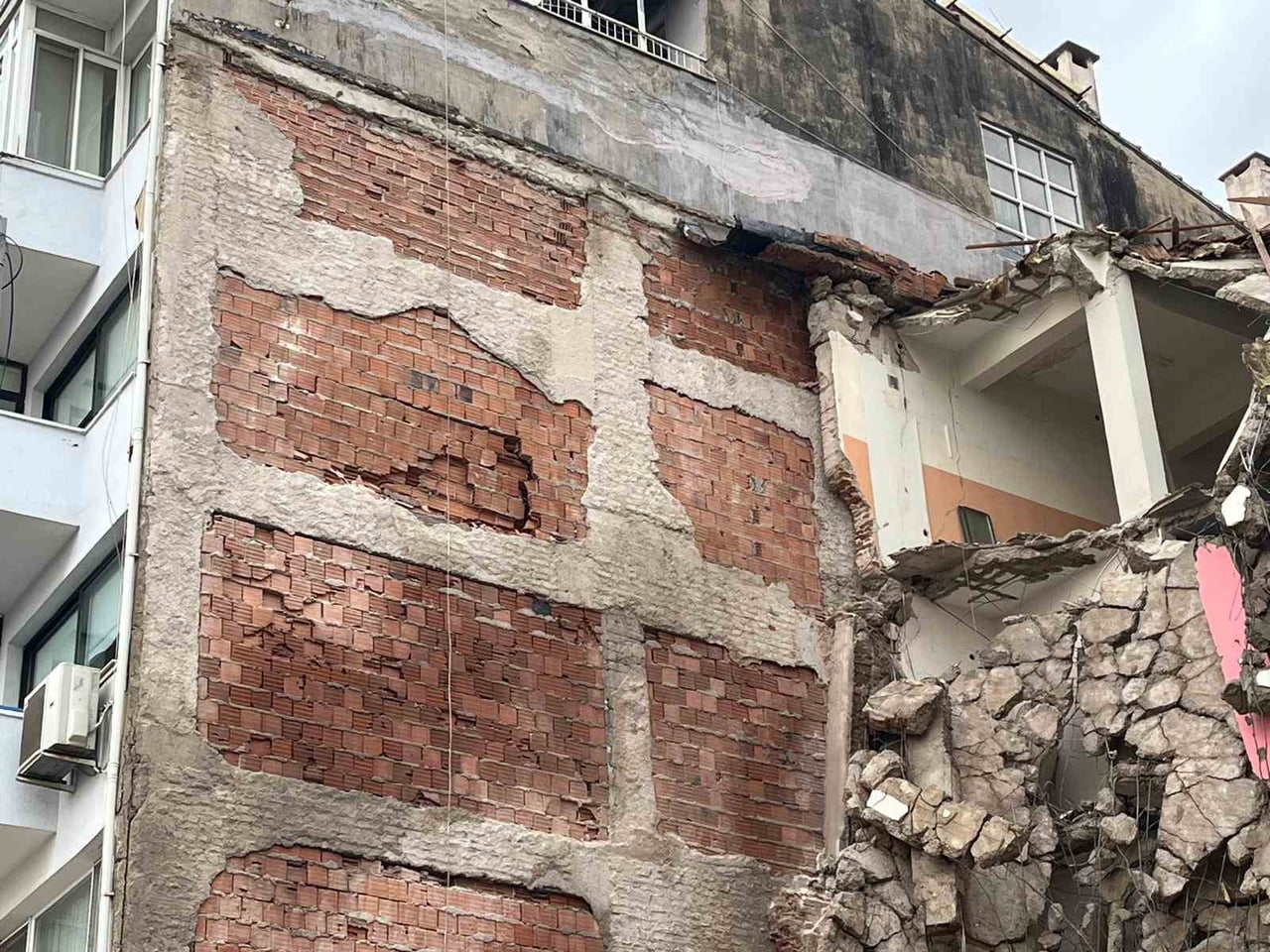 BALÇOVA İLÇESİNDE KENTSEL DÖNÜŞÜM KAPSAMINDA YÜRÜTÜLEN BİNA YIKIMI SIRASINDA BİTİŞİKTE BULUNAN BİR...