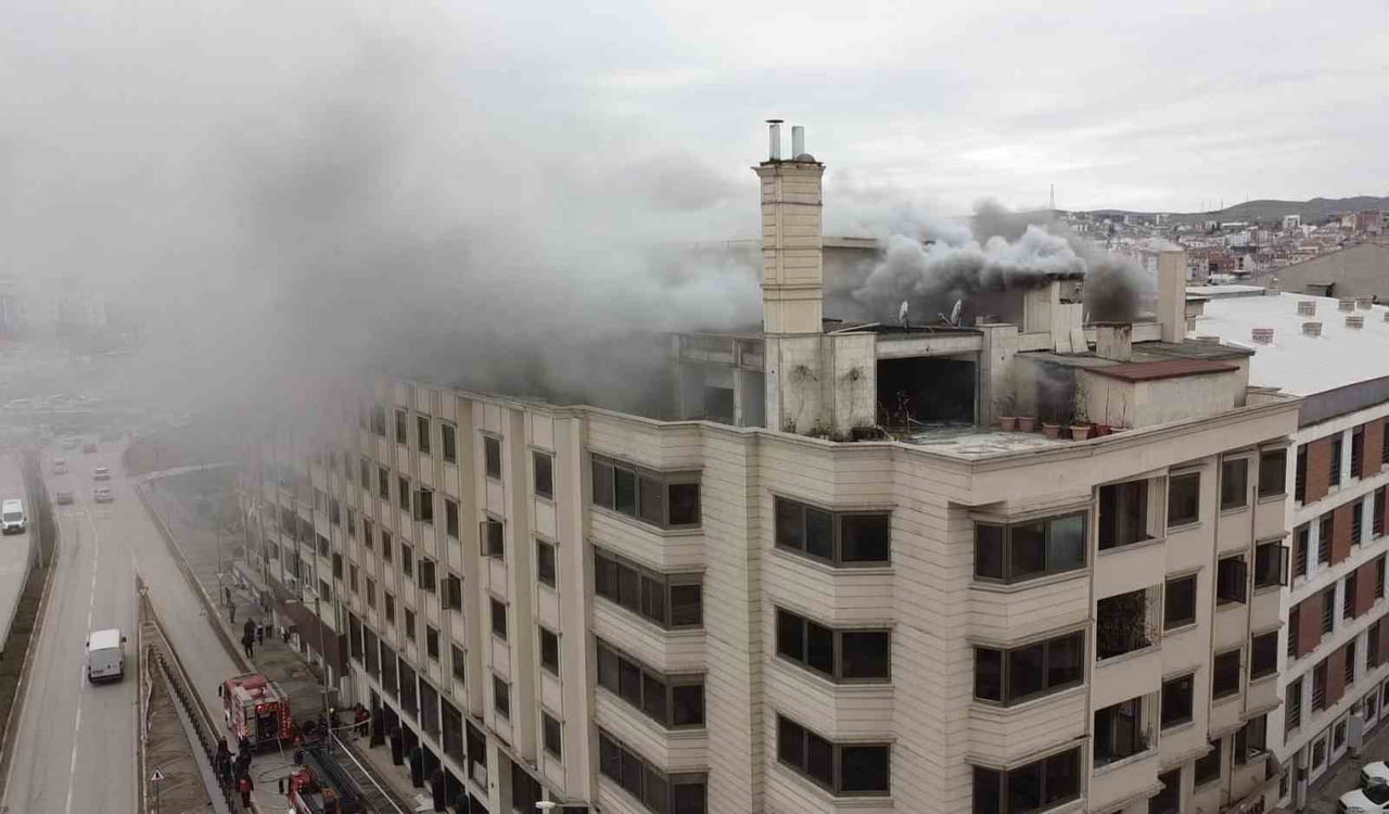 BALIKESİR'DE BİR DÖNEM OTEL OLARAK KULLANILAN BİNADA ÇIKAN YANGIN PANİĞE NEDEN OLDU.