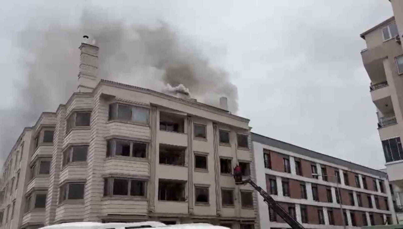 BALIKESİR'DE BİR DÖNEM OTEL OLARAK KULLANILAN BİNADA ÇIKAN YANGIN PANİĞE NEDEN OLDU.