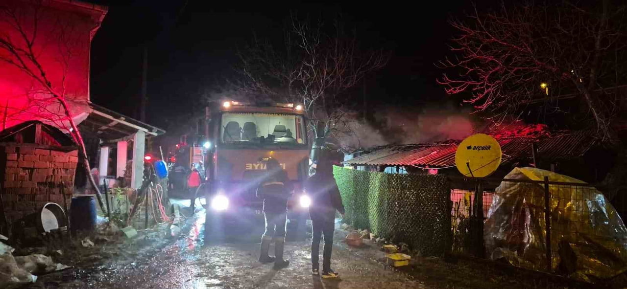 BALIKESİR'İN BİGADİÇ İLÇESİNDE MEYDANA GELEN EV YANGININDA YAŞLI BİR ŞAHIS DUMANDAN VE YANGINDAN...