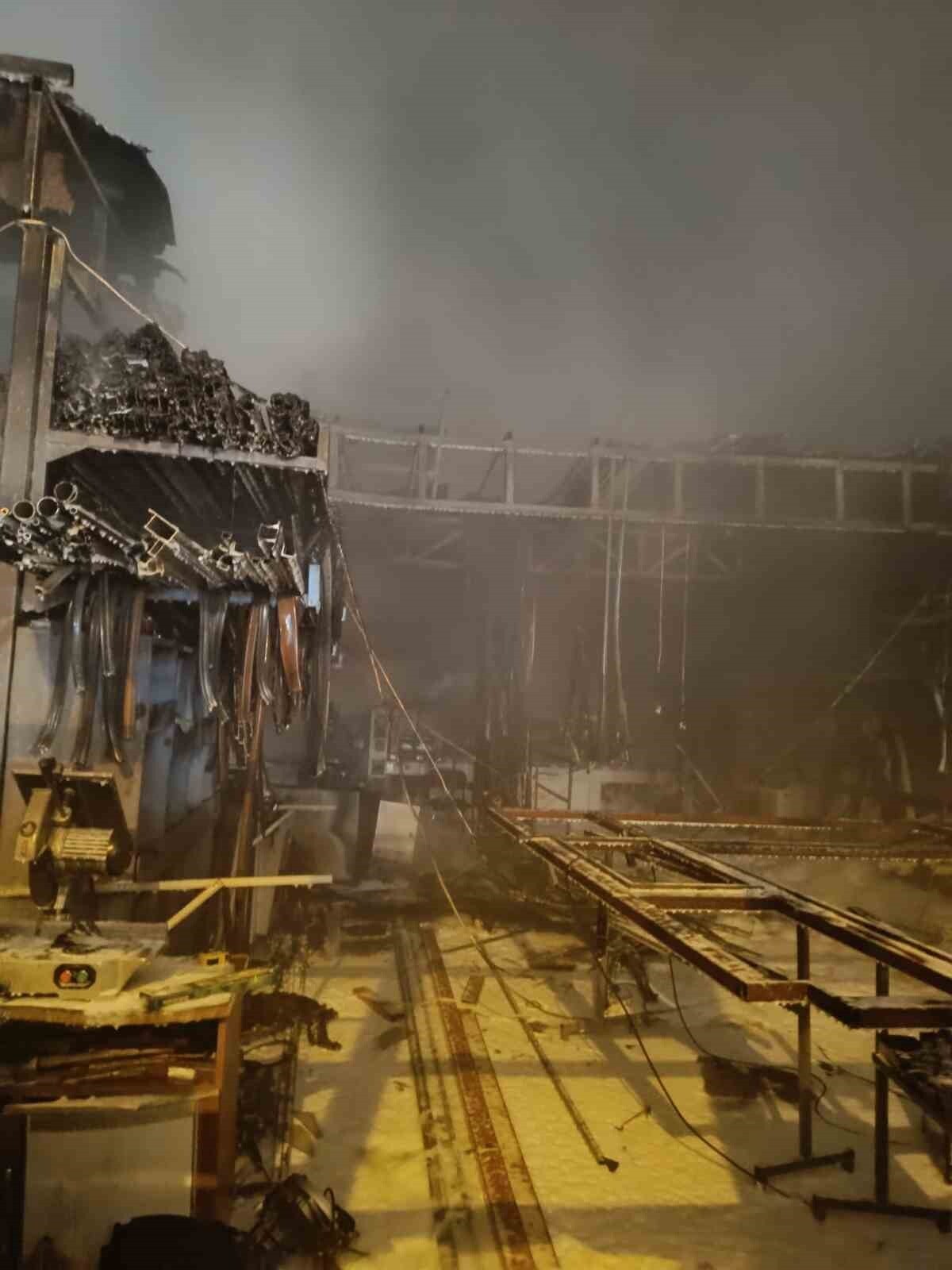 BALIKESİR'İN GÖNEN İLÇESİNDE ÇERÇEVE VE KAPI ÜRETİMİ YAPAN İŞLETMEDE ÇIKAN YANGIN, İTFAİYE...