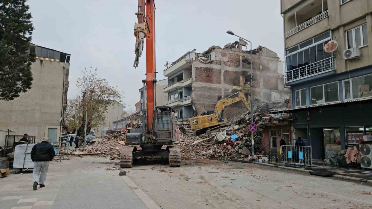 BALIKESİR'İN SINDIRGI İLÇESİNDE 27 EKİM'DE MEYDANA GELEN 6,1 BÜYÜKLÜĞÜNDEKİ DEPREMİN ARDINDAN...