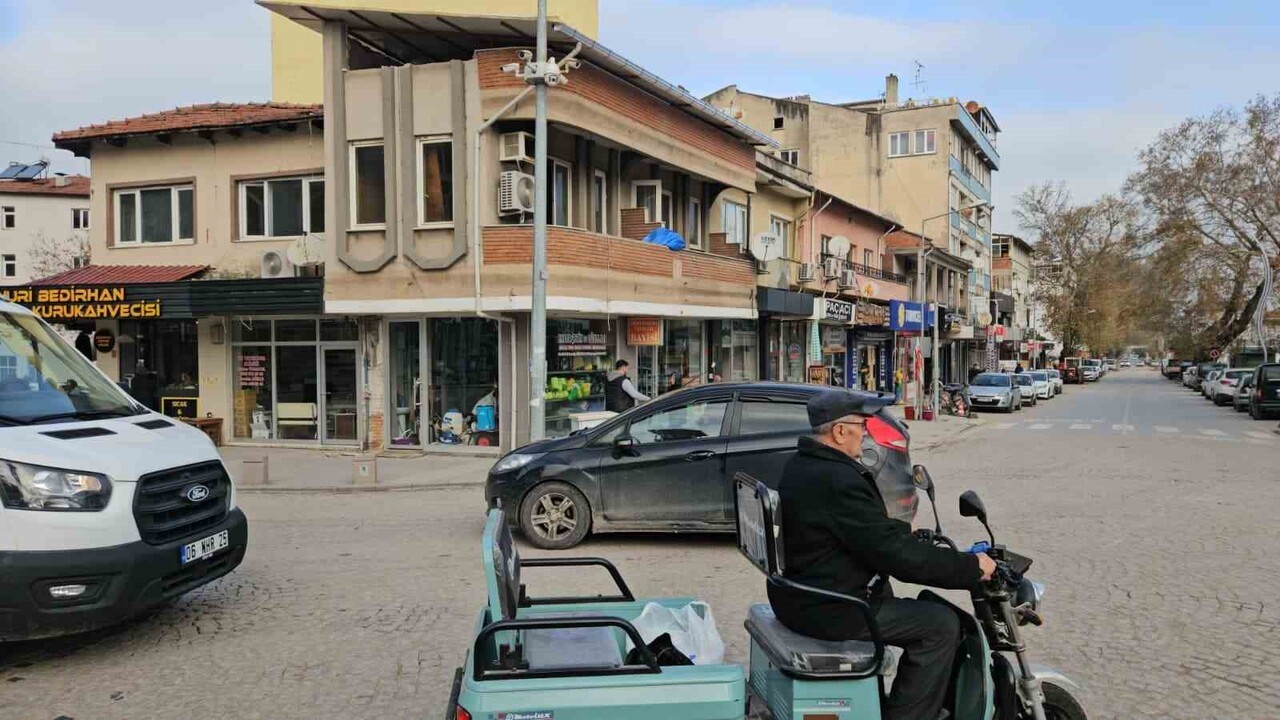 BALIKESİR'İN SINDIRGI İLÇESİNDE MEYDANA GELEN 4,9 ŞİDDETİNDEKİ DEPREM, ÇEVRE İLÇE VE İLLERDEN DE...