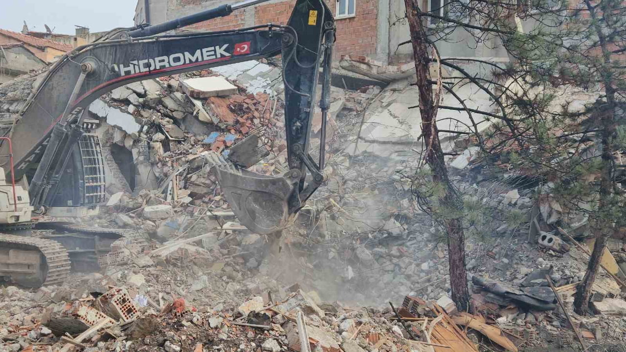 BALIKESİR'İN SINDIRGI İLÇESİNDE YAŞANAN DEPREMLERİN ARDINDAN AĞIR HASAR GÖREN BİNALARA YÖNELİK...