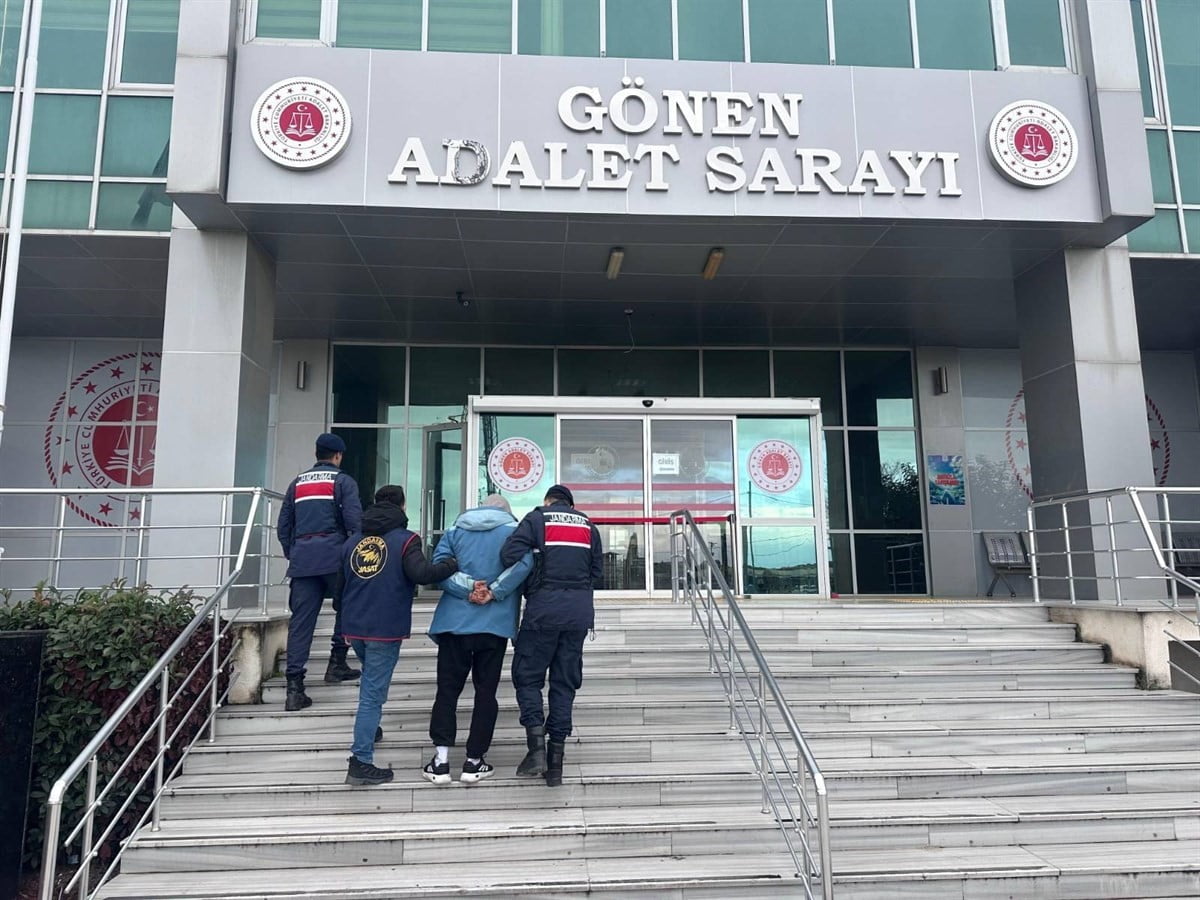 BALIKESİR’DE JANDARMADAN FİRARİ HÜKÜMLÜYE SUÇ ÜSTÜ OPERASYON