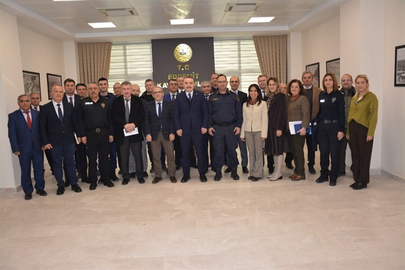 BALIKESİR’İN EDREMİT İLÇESİNDE KAYMAKAM AHMET ODABAŞ BAŞKANLIĞINDA "İLÇE İDARE ŞUBE BAŞKANLARI...
