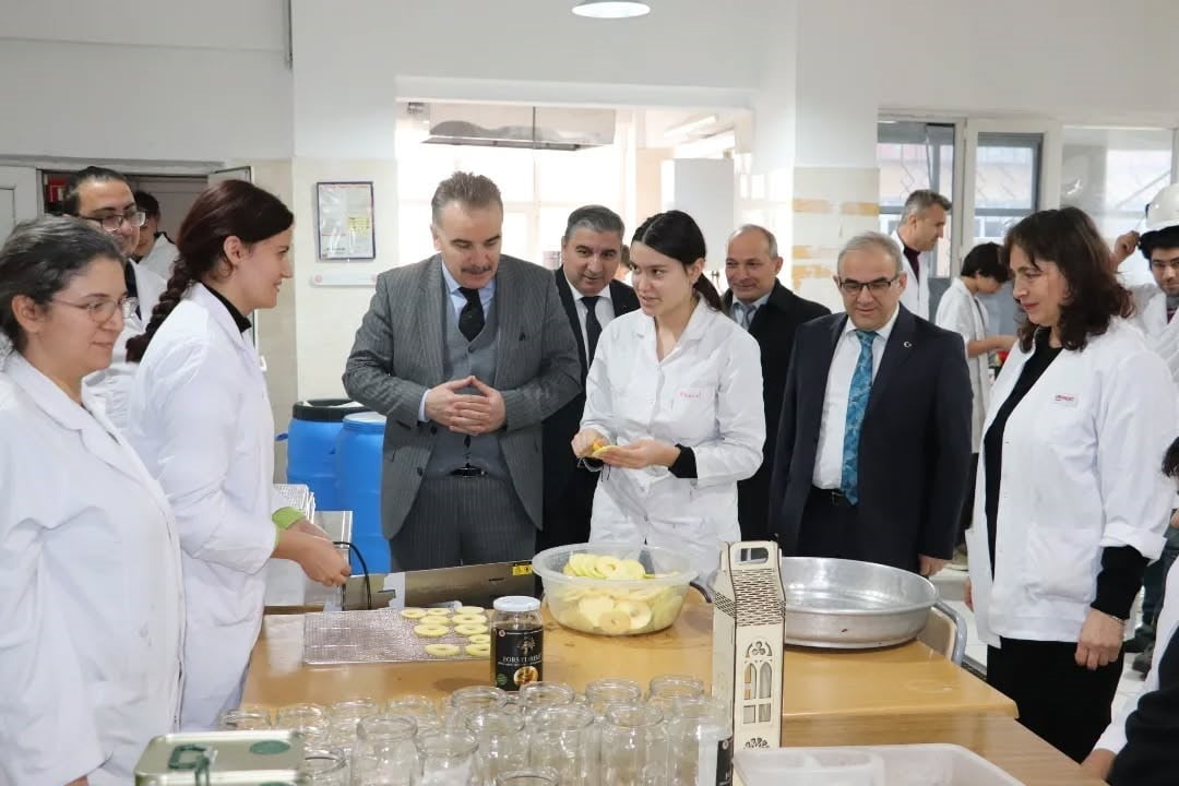 BALIKESİR’İN EDREMİT İLÇESİNDE KAYMAKAM AHMET ODABAŞ VE İLÇE MİLLÎ EĞİTİM MÜDÜRÜ RAMAZAN ESMEN...