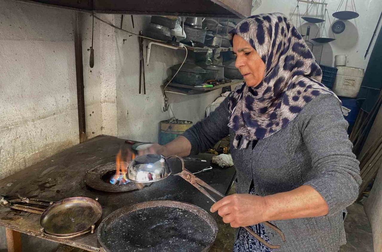 BALIKESİR’İN EDREMİT İLÇESİNDE YAŞAYAN SUZAN KAPLAN, TÜRKİYE’NİN SAYILI KADIN KALAYCILARDAN BİRİ...