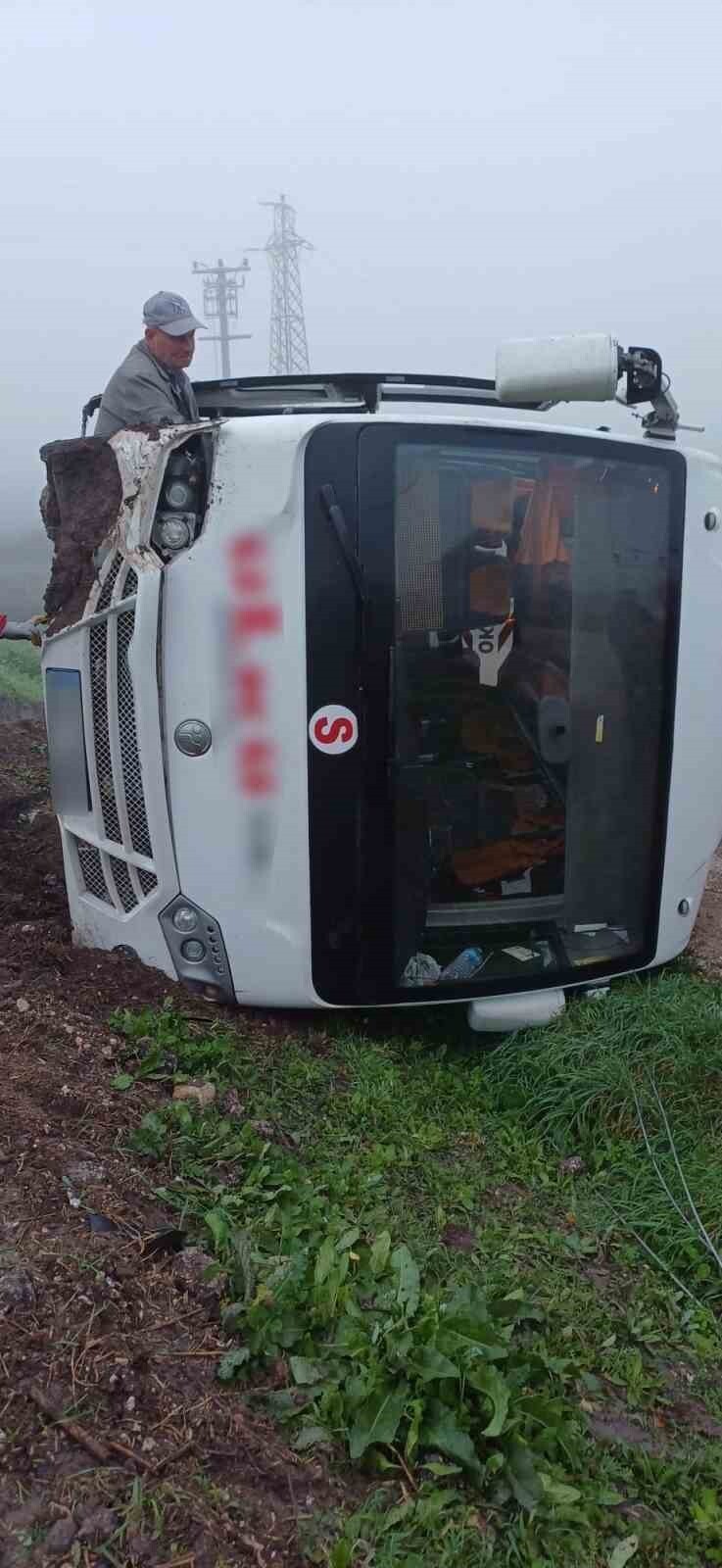 BANDIRMA İLÇESİNDE ÖĞRENCİ SERVİS ARACI İÇİNDE BULUNAN 8 ÖĞRENCİYLE BİRLİKTE KAZA...