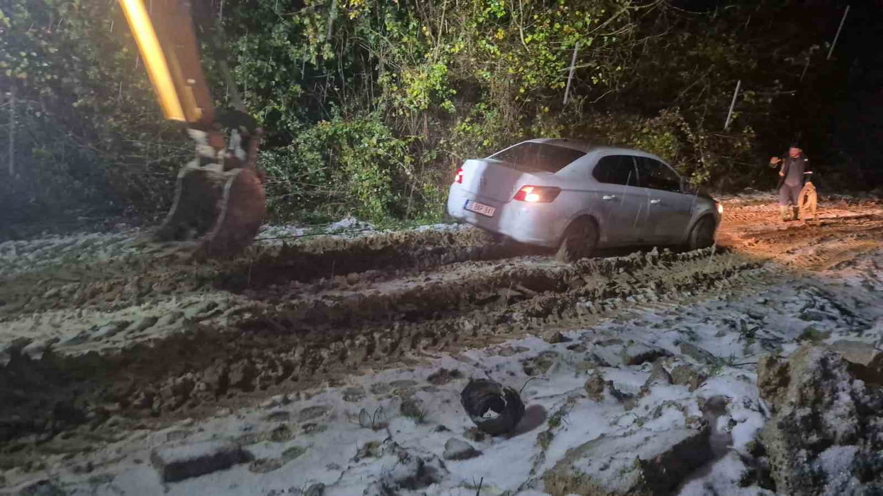 BARTIN'DA KİRALIK EV ARAYAN ÇİFT, ARACIYLA ORMANLIK ALANA GİRİNCE KARA SAPLANDI. ARAÇTA MAHSUR...