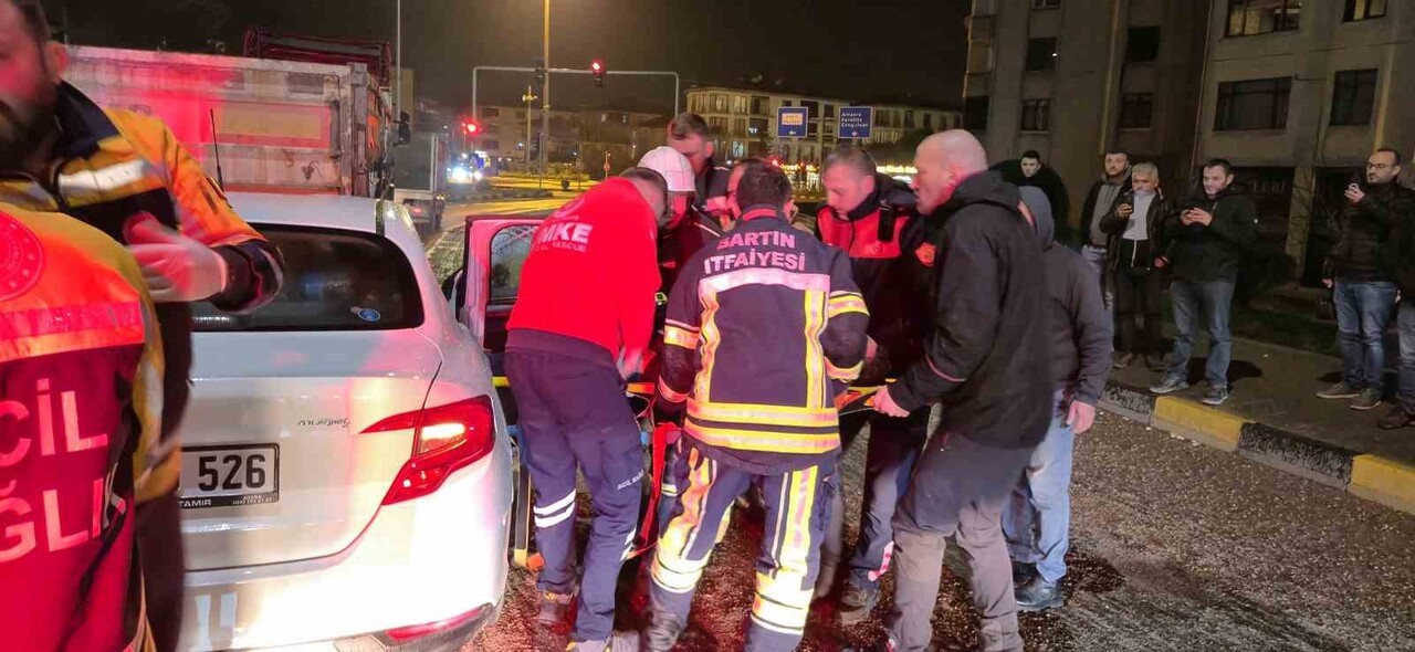 BARTIN'DA OTOMOBİL KIRMIZI IŞIKTA DURAN TIRIN DORSESİNE OK GİBİ SAPLANDI. FECİ KAZADA ÖNCE ARAÇTA...