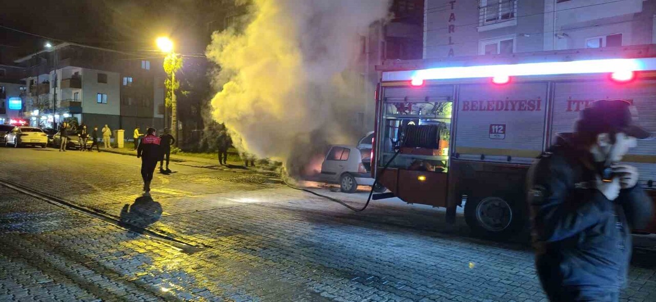 BARTIN'DA PARK HALİNDEKİ BİR ARAÇTA ÇIKAN YANGINDA MAHALLEYİ AYAĞA KALDIRDI. SÜRÜCÜ SON ANDA...