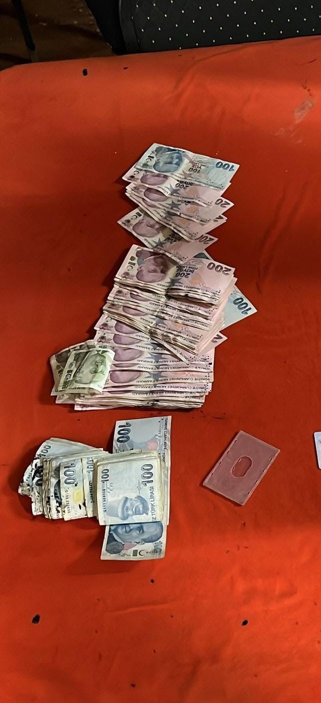 BARTIN'DA POLİS, BİR KAHVEHANEYE DÜZENLENEN KUMAR BASKINDA 24 BİN 825 TL ELE GEÇİRİLDİ.