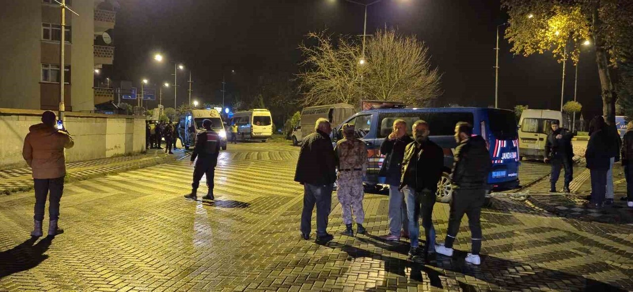 BARTIN'DA SEVGİLİSİNİ ÖLDÜRMEK İSTEYEN ŞAHSI, JANDARMANIN ANINDA MÜDAHALESİ ÖNLEDİ. JANDARMANIN 4...