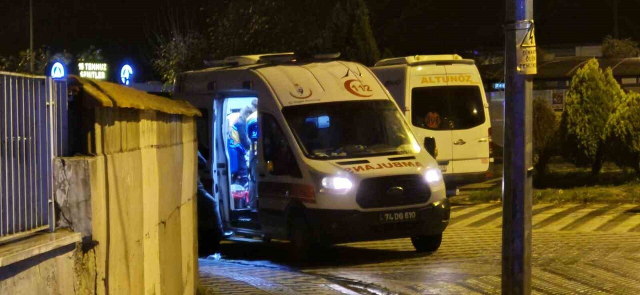 BARTIN'DA SEVGİLİSİNİ ÖLDÜRMEK İSTEYEN ŞAHSI, JANDARMANIN ANINDA MÜDAHALESİ ÖNLEDİ. JANDARMANIN 4...