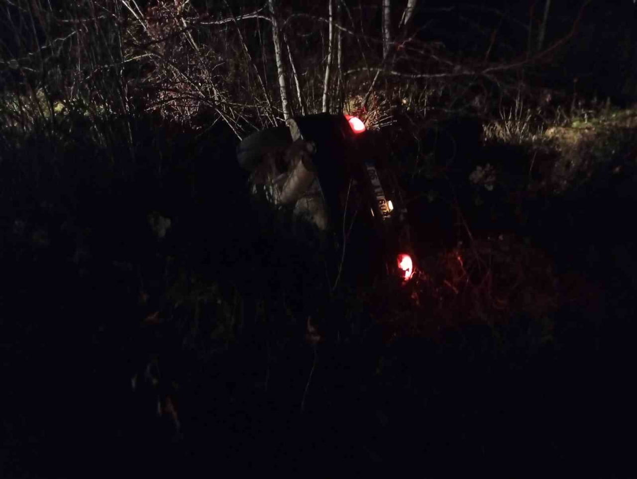 BARTIN'DA YOLDAN ÇIKAN BİR ARAÇ ŞARAMPOLE DEVRİLDİ. SÜRÜCÜ YARALANIRKEN ARACIN DEPOSUNDAN SIZAN...