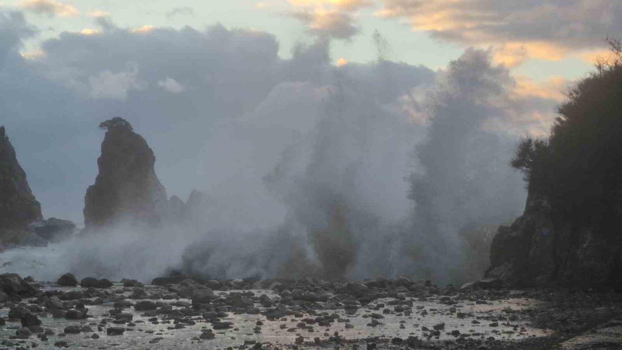BARTIN'IN SAHİL KENTLERİNDE SAATTE HIZI 90 KİLOMETREYE ULAŞAN FIRTINA NEDENİYLE DENİZDE DEV...
