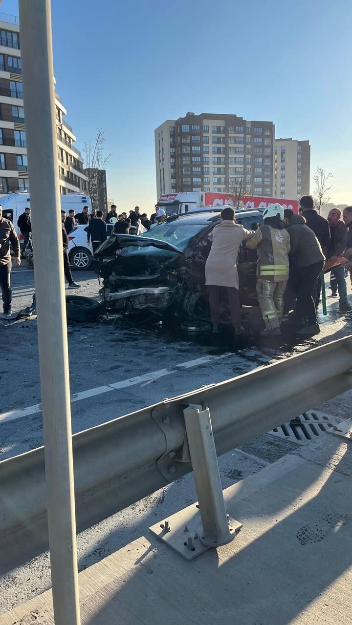 BAŞAKŞEHİR’DE DİREKSİYON HAKİMİYETİNİ KAYBEDEN SÜRÜCÜNÜN ARACI KARŞI ŞERİDE GEÇEREK BAŞKA BİR...