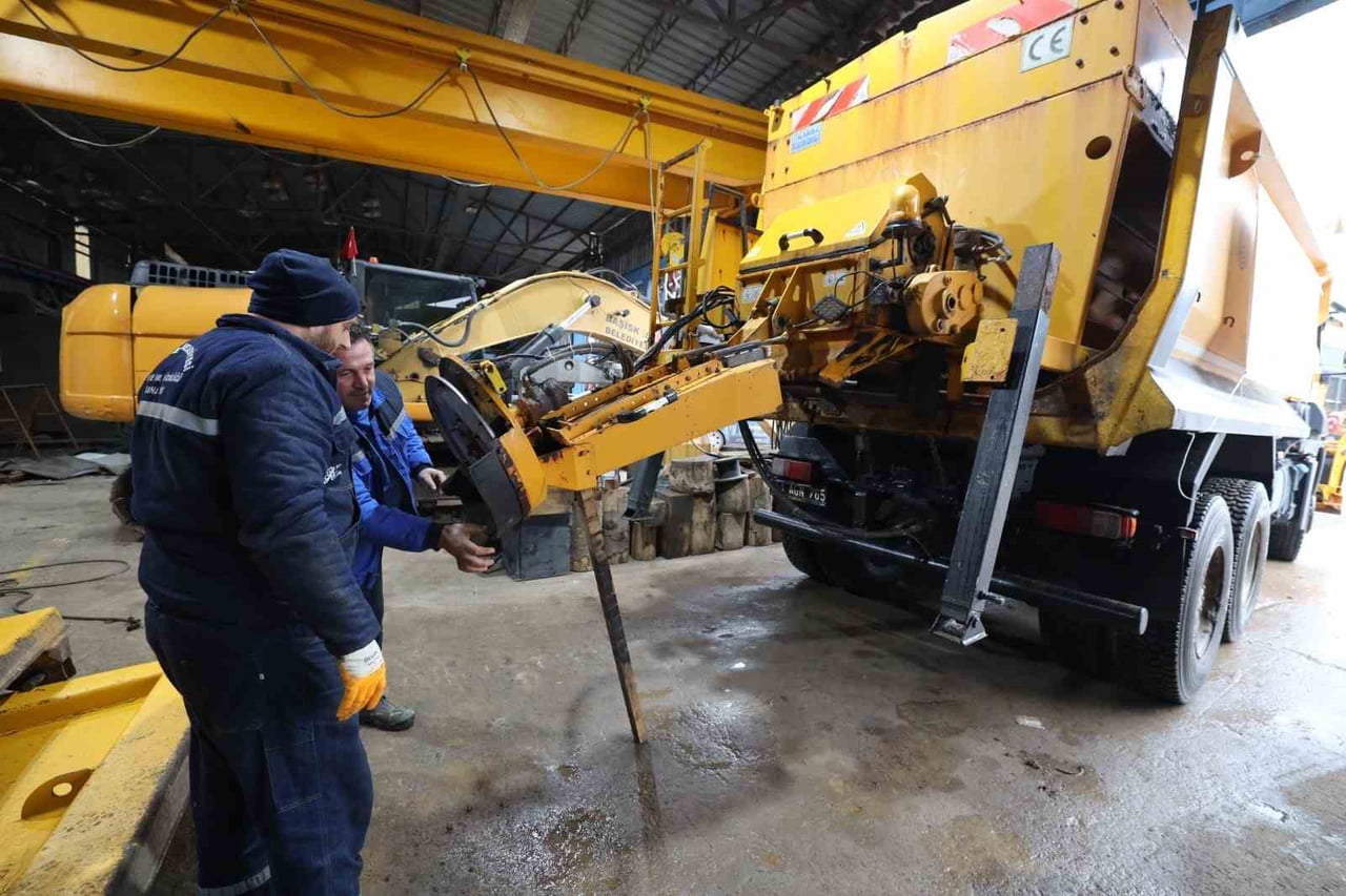BAŞİSKELE'DE BEKLENEN KAR YAĞIŞI ÖNCESİ KARLA MÜCADELE HAZIRLIKLARI TAMAMLANDI.