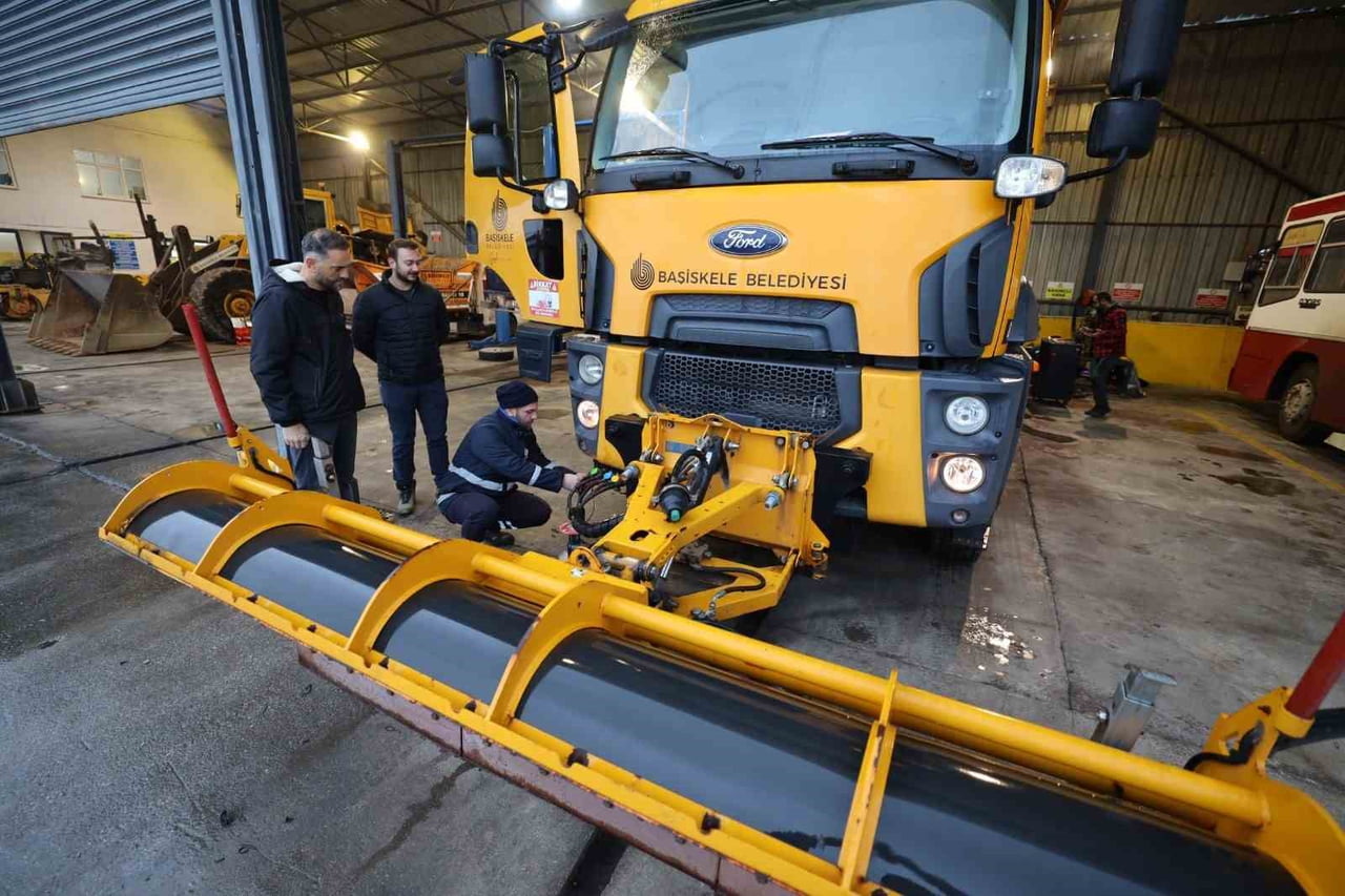 BAŞİSKELE'DE BEKLENEN KAR YAĞIŞI ÖNCESİ KARLA MÜCADELE HAZIRLIKLARI TAMAMLANDI.