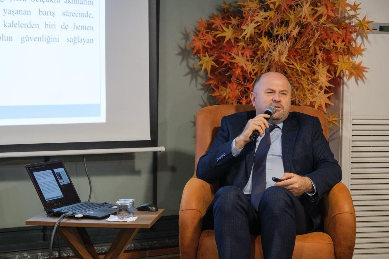 BAŞİSKELE'DE DÜZENLENEN "KİTAPHANE KÜLTÜR SÖYLEŞİLERİ"NDE, ÇOBANKALE KAZI ÇALIŞMALARI VE BÖLGENİN...