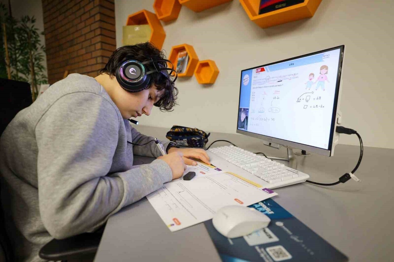 BAŞİSKELE'DE HİZMET VEREN TÜRKİYE YÜZYILI GENÇLİK MERKEZİ, BÜNYESİNDEKİ MODERN KÜTÜPHANE VE...