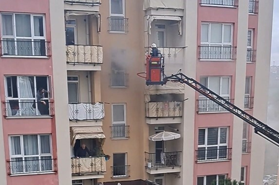 BAŞİSKELE İLÇESİNDE 5 KATLI APARTMANDA ÇIKAN YANGINDA MAHSUR KALAN KİŞİ, İTFAİYE EKİPLERİ...