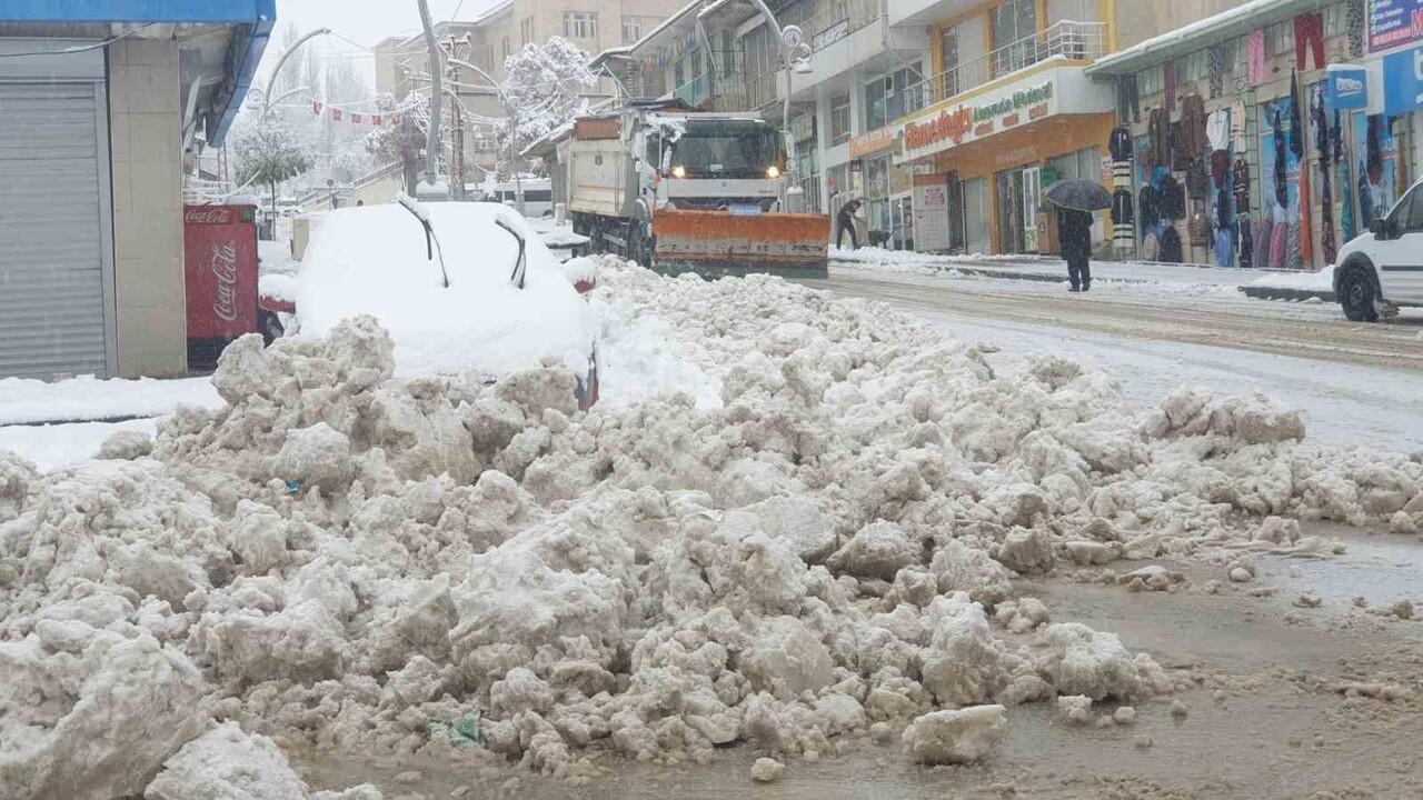 BAŞKALE İLÇESİNDE ETKİLİ OLAN YOĞUN KAR YAĞIŞI NEDENİYLE ARAÇLAR KAR ALTINDA KALIRKEN, 11 YERLEŞİM...