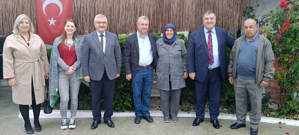 BAŞKAN ERKAN ÖZKAN, MENDERES İLÇESİNDE ESNAFLARLA BİR ARAYA GELDİ