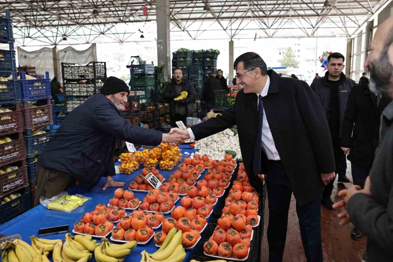 BAŞKAN EYÜP KAHVECİ, FATİH MAHALLESİ SEMT PAZARI’NDA ESNAF VE VATANDAŞLARLA BULUŞTU