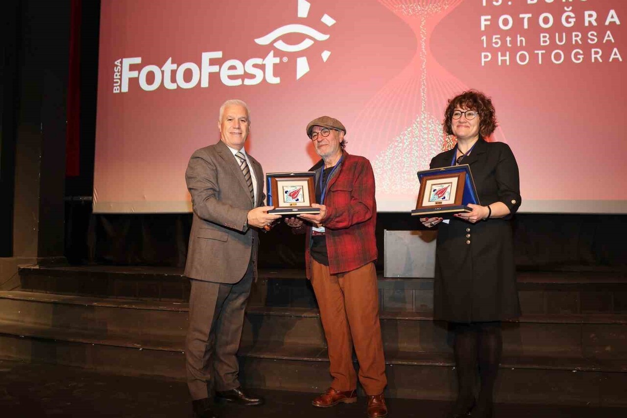 BAŞKAN MUSTAFA BOZBEY TARAFINDAN KÜRATÖRLER PROF. DR. GÜLBİN ÖZDAMAR AKARÇAY VE ÖZCAN YURDALAN’A...