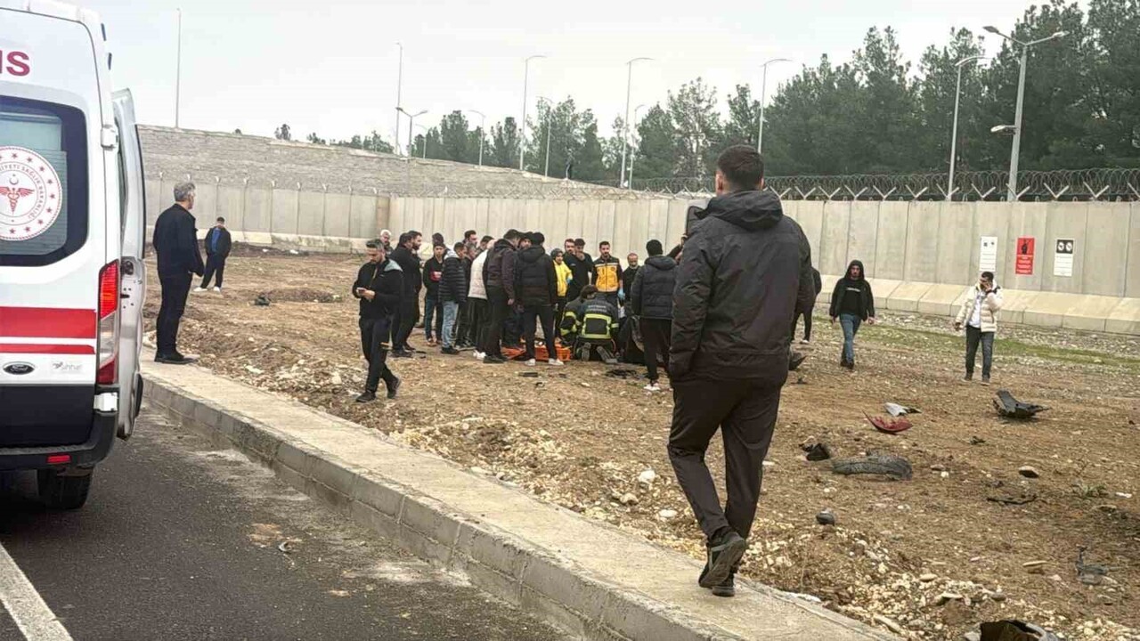 BATMAN'DA OTOMOBİLİN TAKLA ATMASI SONUCU MEYDANA GELEN TRAFİK KAZASINDA 2 KİŞİ YARALANDI.