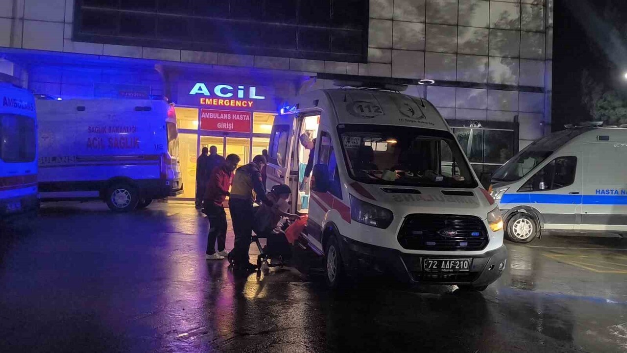 BATMAN'IN GERCÜŞ İLÇESİNDE BİR EVDE SOBADAN SIZAN KARBONMONOKSİT GAZINDAN ETKİLENEN 4'Ü ÇOCUK 7...