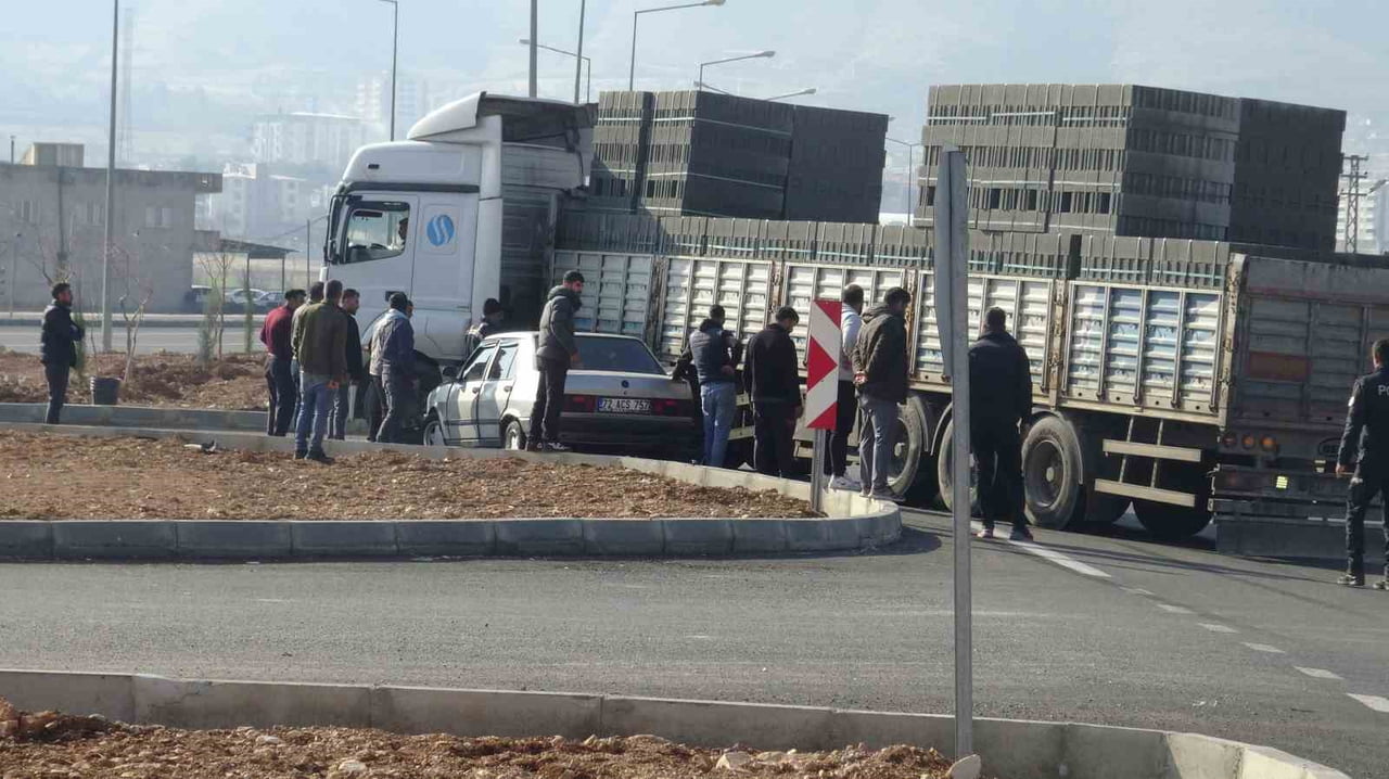BATMAN'IN GERCÜŞ İLÇESİNDE KAVŞAKTA DÖNÜŞ YAPAN TIR OTOMOBİLE ÇARPTI. KAZA MADDİ HASARLA...