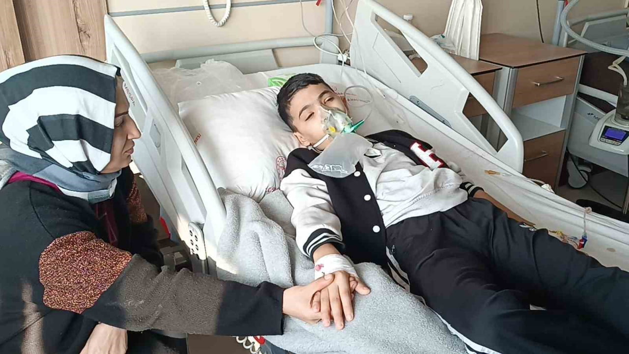 BATMAN’DA 52 GÜNDÜR DEVAM EDEN ŞİDDETLİ ÖKSÜRÜK NÖBETLERİ, 13 YAŞINDAKİ MUHAMMED EYÜP ARI’NIN...