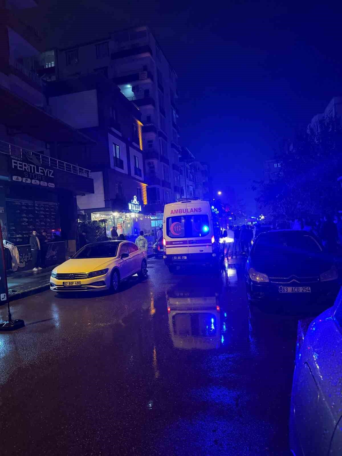 BATMAN’DA BİR APARTMANIN BALKONUNA ÇIKAN BİR KİŞİ, ÇEVREDEKİLERİN ŞAŞKIN BAKIŞLARI ARASINDA...